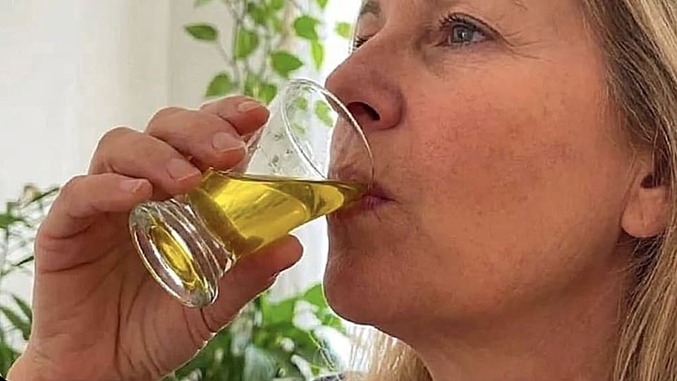 Tazza serale di un infuso dalla ricetta del libro