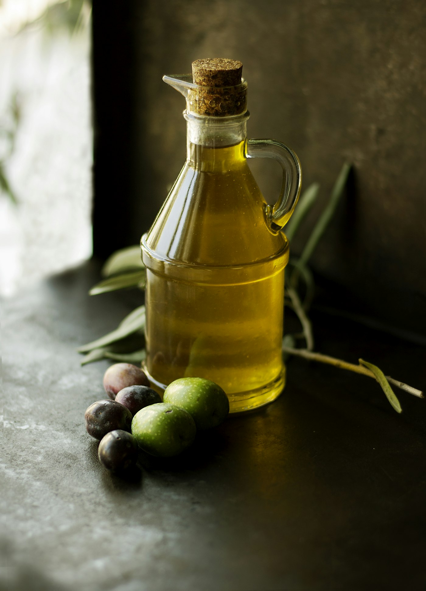Olio extravergine e olive per piatti serali più leggeri